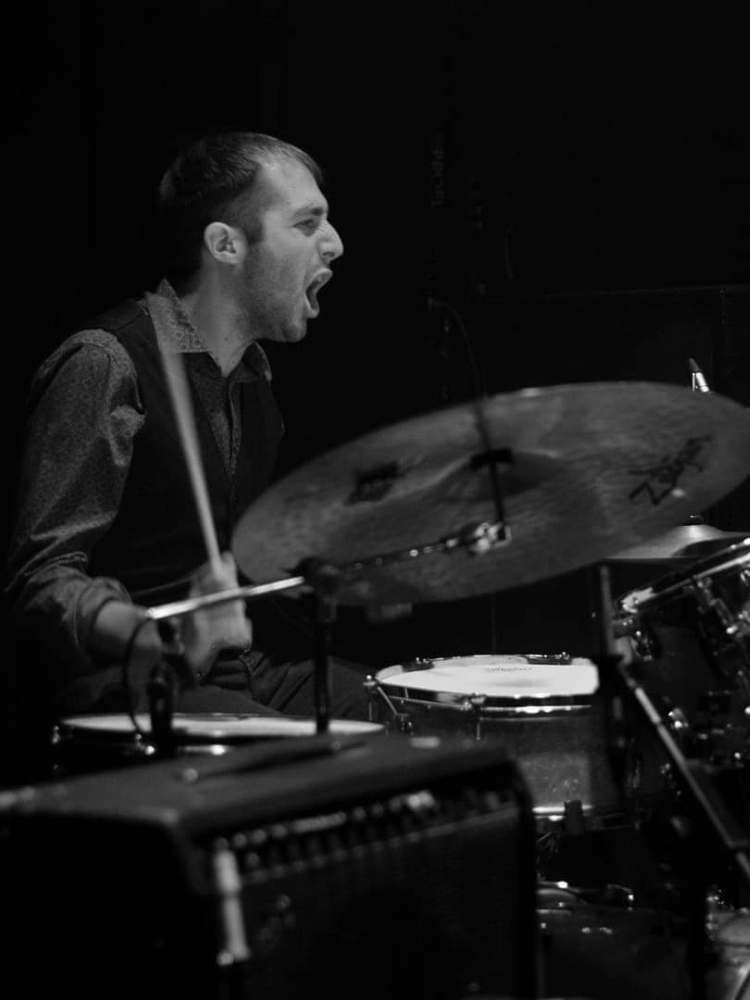 arnau julia sentado bateria concierto arnau julia sentado bateria concierto