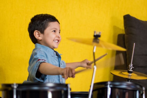 Batería para niños: cómo elegir la ideal según su edad y nivel